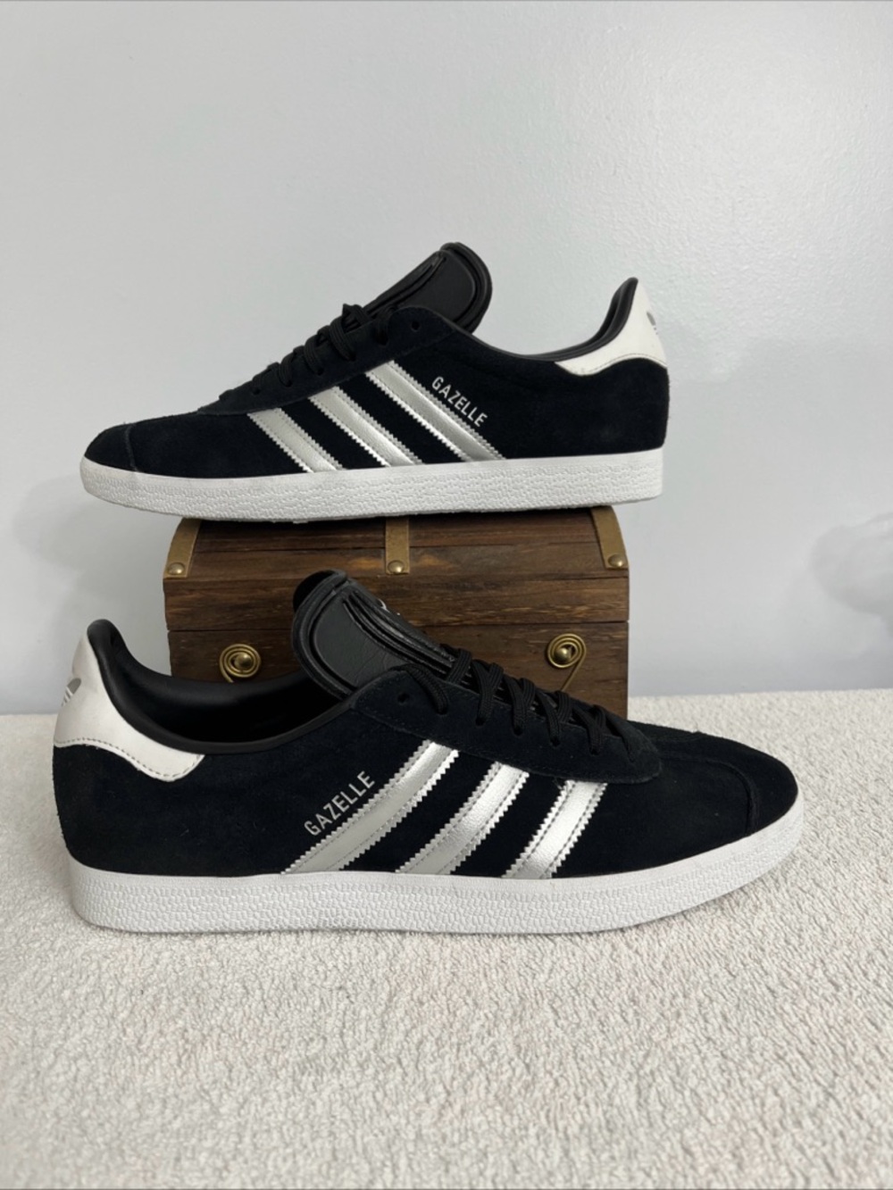 Adidas Women's Sz 11 Men’s Sz 9.5 Gazelle Originals Black/Silver Metallic ID7007 - Picture 2 of 12